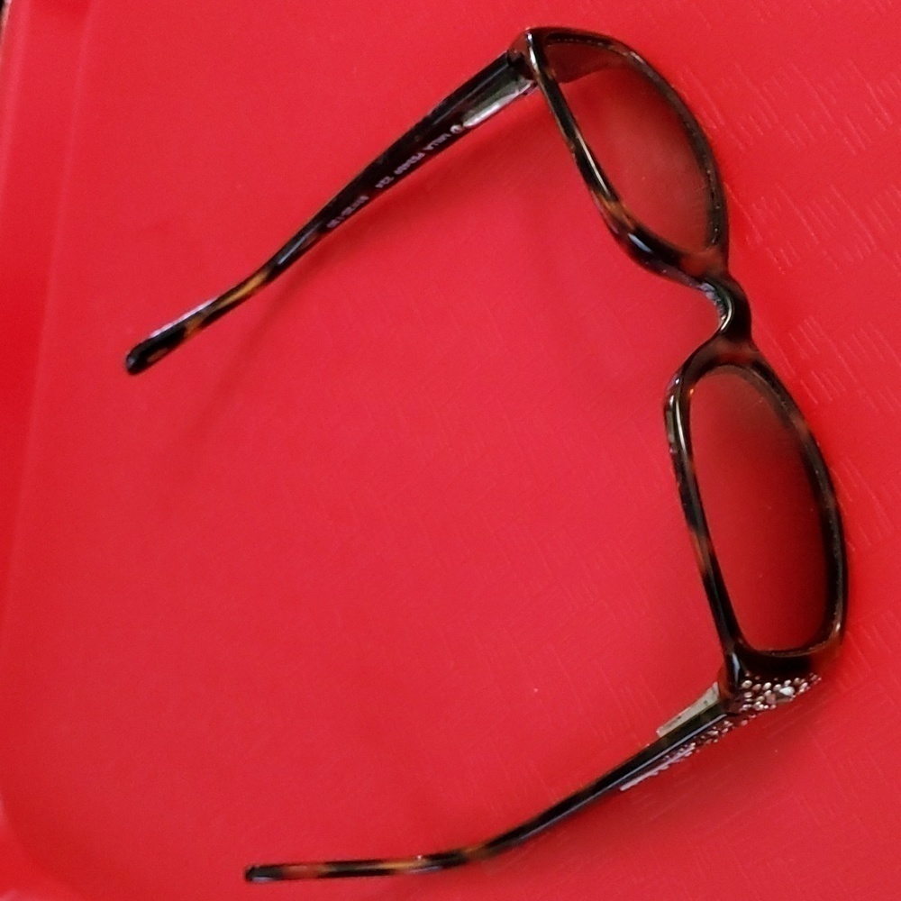 FOSSIL SUN GLASSES, ‎ BROWN FAUX TORDISE COLOR. REINSTONES ON SIDE.